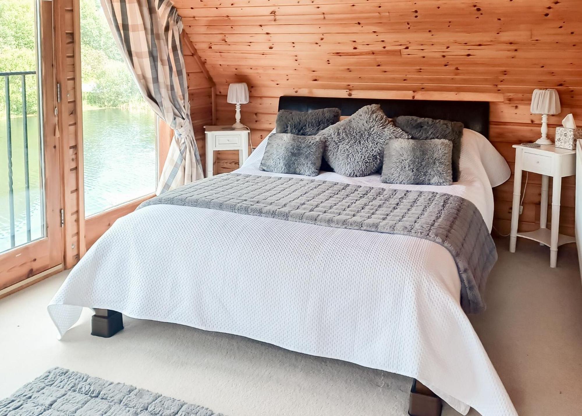 Anglesey Lakeside Lodges Menai Bridge Phòng bức ảnh
