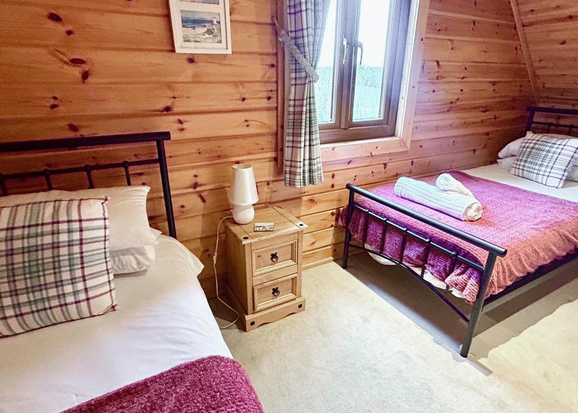 Anglesey Lakeside Lodges Menai Bridge Phòng bức ảnh