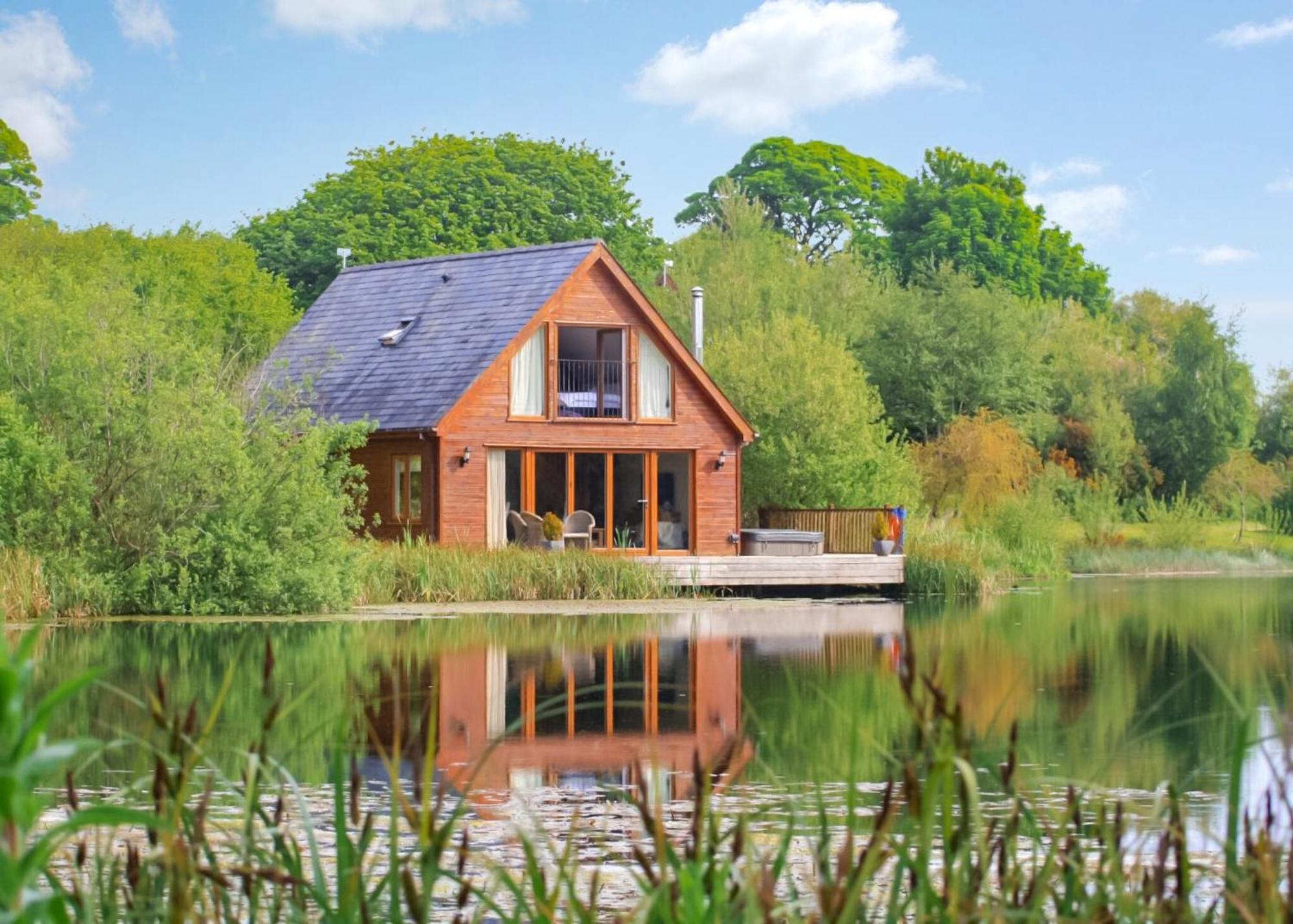 Anglesey Lakeside Lodges Menai Bridge Ngoại thất bức ảnh